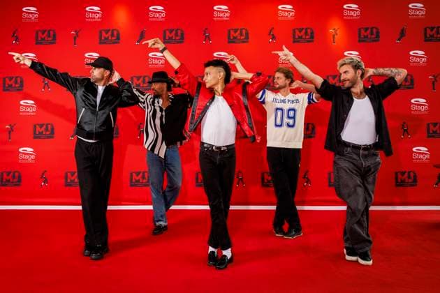 Bilder des Jahres 2025, Entertainment 09 September Entertainment Bilder des Tages mmc Dennis Dnice Somuah, Jay Khan, Prince Damien, Joel de Tombe und Daniel Johnson .Die Mitglieder von TEAM 5ÜNF ließen es sich nicht nehmen, ihren Bandkollegen Prince Damien im Theater an der Elbe zu besuchen 11.09.2025 Anlass Seine gefeierte Rolle als junger Michael Jackson im Musical ueber den King of Pop el de Tombe und Daniel Johnson Hamburg Deutschland *** mmc Dennis Dnice Somuah, Jay Khan, Prince Damien, Joel de Tombe and Daniel Johnson The members of TEAM 5ÜNF took the opportunity to visit their bandmate Prince Damien at the Theater an der Elbe 11 09 2025 Occasion His celebrated role as a young Michael Jackson in the musical about the King of Pop el de Tombe and Daniel Johnson Hamburg Germany