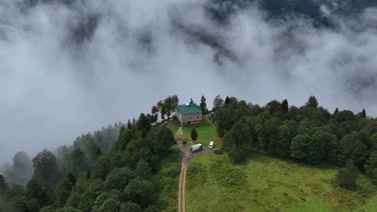 News Bilder des Tages Foggy weather in Turkiye s Trabzon TRABZON, TURKIYE - SEPTEMBER 11: An aerial view of fog formed in Kadiralak highland located at an altitude of 1,300 meters, approximately 9 kilometers from Tonya district of Trabzon after rainfall, on September 11, 2025. Hasan Tascan Anadolu Trabzon Turkey. Editorial use only. Please get in touch for any other usage.  Copyright: x2025xAnadoluxHasanxTascanx