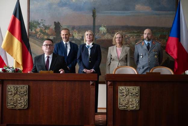 News Bilder des Tages Signing of documents for the acquisition of Leopard 2A8 tanks, including amendments to the framework agreement and the industrial cooperation agreement, in Prague, Czech Republic, on September 9, 2025. On the left is Lubor Koudelka, director of the armaments section of the Defence Ministry of the Czech Republic, third from the left is Czech Defence Minister Jana Cernochova (ODS). (CTKxPhoto MichaelaxRihova) CTKPhotoP2025091105183  CTKPhotoP2025091105183