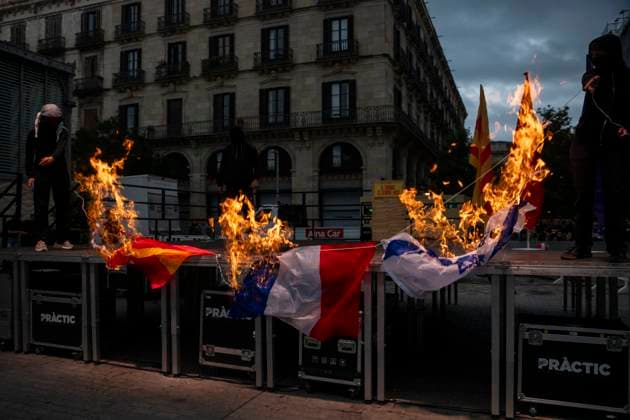 Bilder des Jahres 2025, News September 09 News Bilder des Tages Demonstrations of the ANC and CUP in Barcelona, on the occasion of the Diada Three flags of Spain, France and Israel burned during the demonstration called by the CUP, on September 11, 2025, in Barcelona, Catalonia Spain The call of the CUP put the focus on claiming a class pro-independence proposal, feminist, anti-racist, anti-fascist and environmentalist, thus differentiating itself from the central and unitary mobilizations 11 SEPTEMBER 2025 DIADA ANC MANI PROTESTA CATALUÑA 11S ESTELADA BANDERA Lorena Sopê Barcelona Barcelona Catalunya Catalunya Catalunya Espana  Copyright: xLorenaxSopÃªnax 6947397