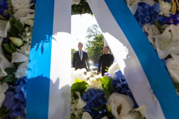 News Bilder des Tages September 11, 2025, Kyiv, Kiev Oblast, Ukraine: Finnish President Alexander Stubb, left, and Ukrainian President Volodymyr Zelenskyy, right, pause for a moment of silence during a wreath ceremony commemorating the fallen defenders at the Wall of Remembrance, September 11, 2025 in Kyiv, Ukraine. Kyiv Ukraine - ZUMAp138 20250911_zaa_p138_031 Copyright: xUkrainexPresidency UkrainianxPrex