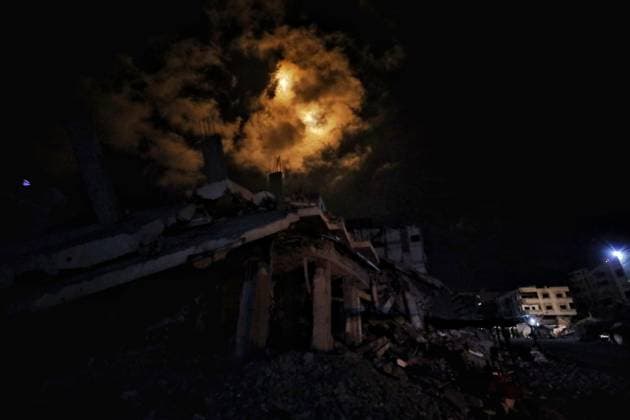 News Bilder des Tages Israeli attacks on Gaza continue GAZA CITY, GAZA – SEPTEMBER 11: Illumination flares light up the night sky as Israeli soldiers fire over Gaza City during continued attacks on the Gaza Strip on September 11, 2025. Khames Alrefi Anadolu Gaza City Gaza. Editorial use only. Please get in touch for any other usage.  Copyright: x2025xAnadoluxKhamesxAlrefix
