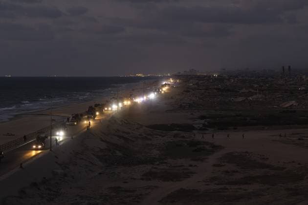 News Bilder des Tages People continue to flee northern Gaza due to Israeli attacks GAZA STRIP - SEPTEMBER 11: Palestinians move toward central Gaza through Al-Rashid Street using vehicles, horse carts, and traveling on foot with their limited belongings, as intensified Israeli attacks on northern Gaza force them to flee, in the Gaza Strip on September 11, 2025. Mahmoud Abu Hamda Anadolu Gaza City Gaza. Editorial use only. Please get in touch for any other usage.  Copyright: x2025xAnadoluxMahmoudxAbuxHamdax