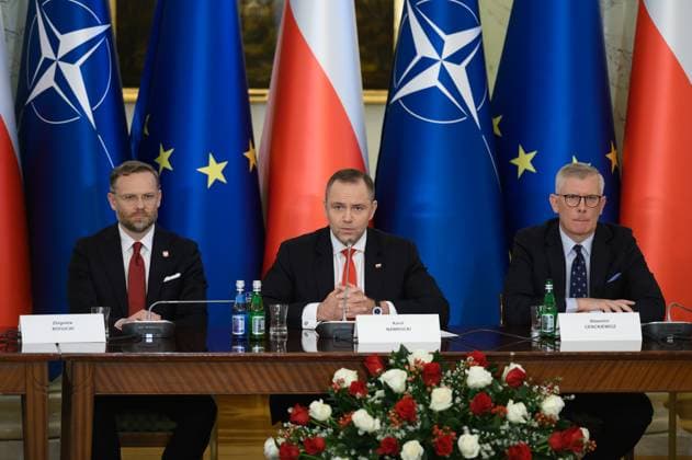 News Bilder des Tages National Security Council With Poland s President Karol Nawrocki. From left to right, Zbigniew Bogucki, the Head of the Chancellery of the President of the Republic of Poland, Poland s President Karol Nawrocki, and Slawomir Cenckiewicz, Head of the National Security Bureau, take part in the National Security Council meeting following violations of Polish airspace during a Russian attack on Ukraine in Warsaw, Poland, on September 11, 2025. Warsaw Poland  Copyright: xAleksanderxKalkax originalFilename: kalka-national250911_npTul.jpg