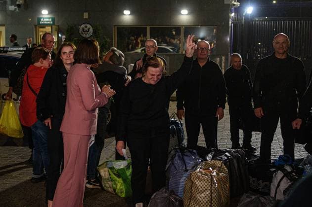 News Bilder des Tages 52 political prisoners from different nationalities are released in Vilnius VILNIUS, LITHUANIA - SEPTEMBER 11: The 52 political prisoners (38 citizens of Belarus, as well as citizens of Lithuania, Poland, Germany, Latvia, France, and the United Kingdom) are released today following a meeting between U.S. President Donald Trump’s representative John Coale and Belarusian leader Alexander Lukashenko on September 11, 2025 in Vilnius, Lithuania. The former political prisoners are brought to Vilnius, as they met the journalists and representatives of the Belarusian diaspora, including Belarusian opposition leader Sviatlana Tsikhanouskaya near the U.S. Embassy. Yauhen Yerchak Anadolu Vilnius Lithuania. Editorial use only. Please get in touch for  Copyright: x2025xAnadoluxYauhenxYerchakx