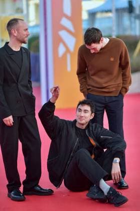 Deauville Train Dreams Premiere And Deauville Talent Award To Joel Edgerton Screening FC Theodore Pellerin, Alex Russel, Charlie McDowell posing at the Lurker attending the Deauville Train Dreams Premiere And Deauville Talent Award To Joel Edgerton Screening screening as part of the 51th Deauville American Film Festival on September 11, 2025 in Deauville, France. Photo by Franck Castel ABACAPRESS.COM Deauville France  Copyright: xCastelxFranck ABACAx
