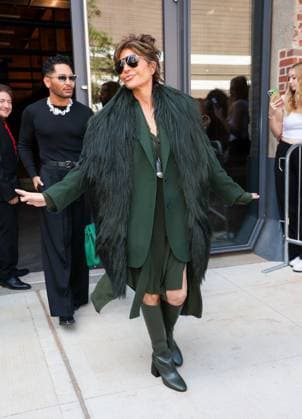Celebrities arrive at the Michael Kors fashion show during New York Fashion Week Featuring: Lisa Rinna Where: New York, New York, United States When: 12 Sep 2025 Credit: Jason Howard BauerGriffin INSTARimages EDITORIAL USE ONLY. NOT FOR USE BY NEWSPAPERS BASED IN THE UK. Copyright: xx instar55079348