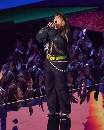 MTV Video Music Awards 2025 - Show Lola Young performs onstage during the 2025 MTV Video Music Awards at UBS Arena on September 07, 2025 in Elmont, New York. Elmont UBS Arena New York USA Copyright: xCxFlanigan imageSPACEx