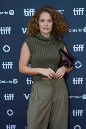 September 11, 2025, Toronto, Ontario, Canada: Jeanette Schock attends the red carpet for the Ã¢â‚¬ËœEasy s WaltzÃ¢â‚¬â ¢ premiere during the 2025 Toronto International Film Festival at Roy Thomson Hall. on September 11, 2025 in Toronto, Canada. Toronto Canada - ZUMAe321 20250911_zea_e321_098 Copyright: xLeonardoxRamirezx