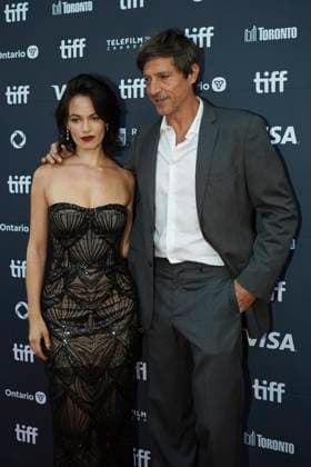 September 11, 2025, Toronto, Ontario, Canada: (L-R) Maia Kai and Simon Rex attend the red carpet for the Ã¢â‚¬ËœEasy s WaltzÃ¢â‚¬â ¢ premiere during the 2025 Toronto International Film Festival at Roy Thomson Hall. on September 11, 2025 in Toronto, Canada. Toronto Canada - ZUMAe321 20250911_zea_e321_089 Copyright: xLeonardoxRamirezx