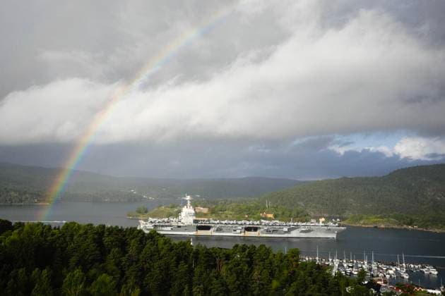 Det amerikanske hangarskipet USS Gerald R. Ford Drobak 20250912. Drobak 20250912. Det amerikanske hangarskipet USS Gerald R. Ford pa vei inn Oslofjorden, her ved Drobak og Oscarsborg fredag morgen. Skipet er verdens storste krigsskip og skal ligge i havn i Oslo. Foto: Lise Aserud NTB Foto: Lise Aserud NTB Drobak Norge V3psIyBetg4 EDITORIAL USE ONLY Ref:_BNCV3psIyBetg4.jpg *** The American aircraft carrier USS Gerald R Ford Drobak 20250912 Drobak 20250912 The American aircraft carrier USS Gerald R Ford entering the Oslofjord, here at Drobak and Oscarsborg Friday morning The ship is the worlds largest warship and will be in port in Oslo Photo Lise Aserud NTB Photo Lise Aserud NTB Drobak Norway V3psIyBetg4 EDITORIAL USE ONLY Ref  Copyright: xLisexAserudx xNTBx