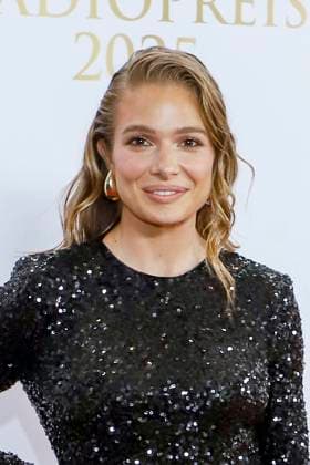 abb Lola Weipert as a guest on the red carpet at the German Radio Award 2025 ceremony at the Neue Flora on 11 09 2025 in Hamburg Hamburg Germany