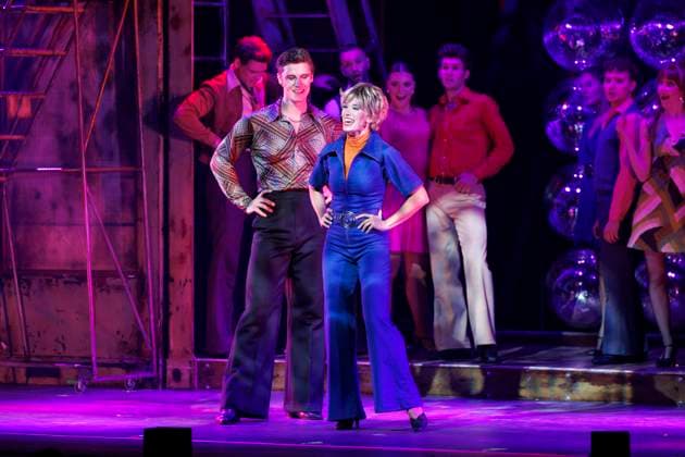 Performers on stage at the premiere of the cult musical Saturday Night Fever at the Capitol Theater Düsseldorf, 11 09 2025 NRW Germany Copyright: xChristophxHardtx