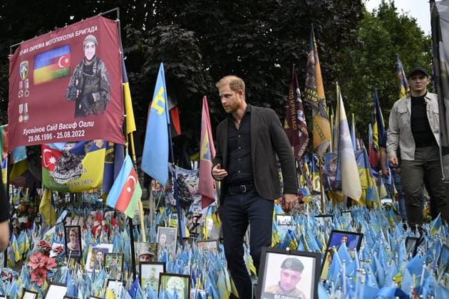 Bilder des Jahres 2025, Entertainment 09 September Britain s Prince Harry, Duke of Sussex visits makeshift memorial for Ukrainian and foreign soldiers at Independence Square Maidan in Kyiv, Ukraine on September 12, 2025. Prince Harry, the Duke of Sussex, made a surprise visit to the Ukrainian capital Kyiv on Friday. Kiev Ukraine  Copyright: xEmmixKorhonenx LKFTJK20250912165601AYRG