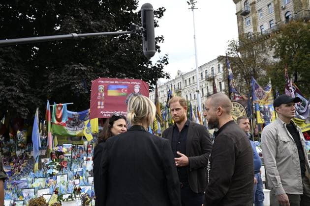 Britain s Prince Harry, Duke of Sussex visits makeshift memorial for Ukrainian and foreign soldiers at Independence Square Maidan in Kyiv, Ukraine on September 12, 2025. Prince Harry, the Duke of Sussex, made a surprise visit to the Ukrainian capital Kyiv on Friday. Kiev Ukraine  Copyright: xEmmixKorhonenx LKFTJK20250912165639HKLI