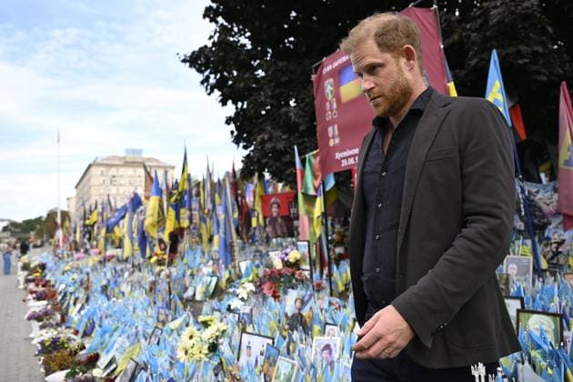 Britain s Prince Harry, Duke of Sussex visits makeshift memorial for Ukrainian and foreign soldiers at Independence Square Maidan in Kyiv, Ukraine on September 12, 2025. Prince Harry, the Duke of Sussex, made a surprise visit to the Ukrainian capital Kyiv on Friday. Kiev Ukraine  Copyright: xEmmixKorhonenx LKFTJK20250912170653XPEJ