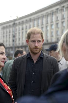 Britain s Prince Harry, Duke of Sussex visits makeshift memorial for Ukrainian and foreign soldiers at Independence Square Maidan in Kyiv, Ukraine on September 12, 2025. Prince Harry, the Duke of Sussex, made a surprise visit to the Ukrainian capital Kyiv on Friday. Kiev Ukraine  Copyright: xEmmixKorhonenx LKFTJK20250912165514XKTA