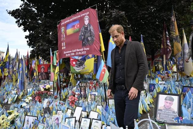 Britain s Prince Harry, Duke of Sussex visits makeshift memorial for Ukrainian and foreign soldiers at Independence Square Maidan in Kyiv, Ukraine on September 12, 2025. Prince Harry, the Duke of Sussex, made a surprise visit to the Ukrainian capital Kyiv on Friday. Kiev Ukraine  Copyright: xEmmixKorhonenx LKFTJK20250912170729NLXP
