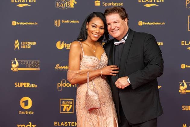 Goldene Henne 2025 Award Ceremony 12 09 2025 Leipzig, Messe Allee 1 Leipziger Messe In the photo Francis Fulton Smith, actor with his partner S Copyright: xEHLxMedia BjörnxStachx 20250912_goldene-henne-teppich-1_5