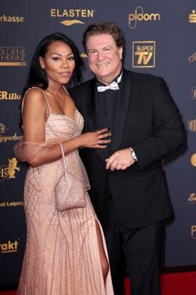 Salomea Noemi and Francis Fulton Smith at the Goldene Henne award ceremony on 12 09 2025 in Leipzig Goldene Henne 2025 award ceremony in Leipzig