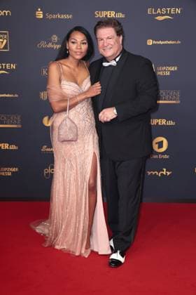 Salomea Noemi and Francis Fulton Smith at the Goldene Henne award ceremony on 12 09 2025 in Leipzig Goldene Henne 2025 award ceremony in Leipzig