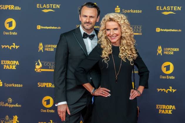 Goldene Henne 2025 award ceremony 12 09 2025 Leipzig, Messe Allee 1 Leipziger Messe In the photo Victoria Herrmann, presenter with companion On Friday evening, the Golden Copyright: xEHLxMedia BjörnxStachx 20250912_goldene-henne-teppich-1_42