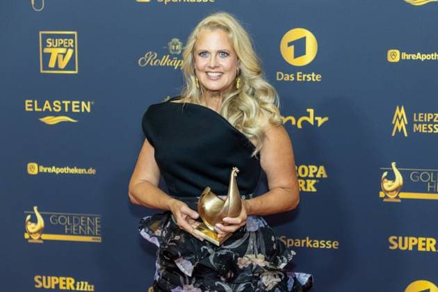 Goldene Henne 2025 award ceremony 12 09 2025 Leipzig, Messe Allee 1 Leipziger Messe In the photo Barbara Schöneberger with the Goldene He Copyright: xEHLxMedia BjörnxStachx 20250912_goldene-henne-entertainment_6