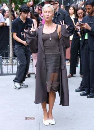 Celebs at the Calvin Klein Fashion Show Iris Law arrives at the Calvin Klein show during the fashion week in New York on September 12, 2025. Photo by Charles Guerin ABACAPRESS.COM New York NY  Copyright: xGuerinxCharles ABACAx