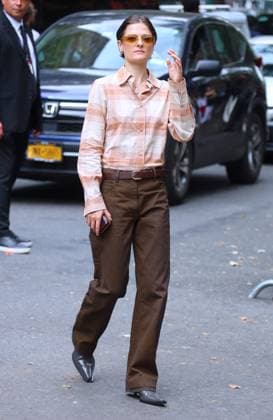 Celebs at the Calvin Klein Fashion Show Louisa Jacobson arrives at the Calvin Klein show during the fashion week in New York on September 12, 2025. Photo by Charles Guerin ABACAPRESS.COM New York NY  Copyright: xGuerinxCharles ABACAx