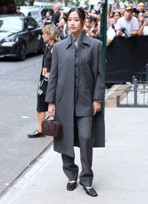 Celebs at the Calvin Klein Fashion Show Guest arrives at the Calvin Klein show during the fashion week in New York on September 12, 2025. Photo by Charles Guerin ABACAPRESS.COM New York NY  Copyright: xGuerinxCharles ABACAx