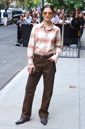 Celebs at the Calvin Klein Fashion Show Louisa Jacobson arrives at the Calvin Klein show during the fashion week in New York on September 12, 2025. Photo by Charles Guerin ABACAPRESS.COM New York NY  Copyright: xGuerinxCharles ABACAx