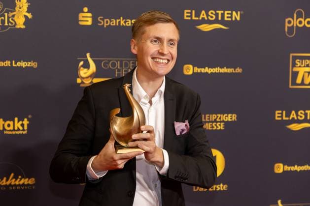 Goldene Henne 2025 award ceremony 12 09 2025 Leipzig, Messe Allee 1 Leipziger Messe In the photo Till Reiners receives the Goldene Henne in Copyright: xEHLxMedia BjörnxStachx 20250912_goldene-henne-ehrenpreis_3