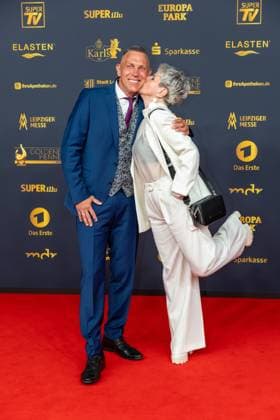 Goldene Henne 2025 award ceremony 12 09 2025 Leipzig, Messe Allee 1 Leipziger Messe In the photo Linda Feller with husband Andreas Schmid On Friday evening, the Goldene Henne Copyright: xEHLxMedia BjörnxStachx 20250912_goldene-henne-teppich-2_11