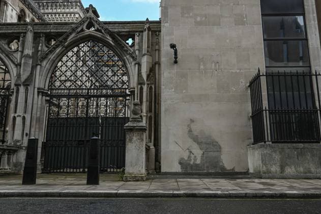 Banksy artwork on Royal Courts of Justice wall removed in London LONDON, UNITED KINGDOM – SEPTEMBER 12: A view of Banksy mural depicting a judge attacking a protester with a gavel on the wall of the Royal Courts of Justice before it was removed due to the building’s historic status, in London, United Kingdom on September 12, 2025. Rasid Necati Aslim Anadolu London United Kingdom. Editorial use only. Please get in touch for any other usage.  Copyright: x2025xAnadoluxRasidxNecatixAslimx