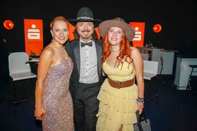 31 Golden Hen Awards 2025 aftershow party Leipzig, 12 9 2025 Stefanie Hertel, Lanny Lanner and Johanna Mross at the aftershow party for the 31 Golden Hen Awards 2025 at Messe Leipzig Saxony Copyright: xMatthiasxGränzdörferx