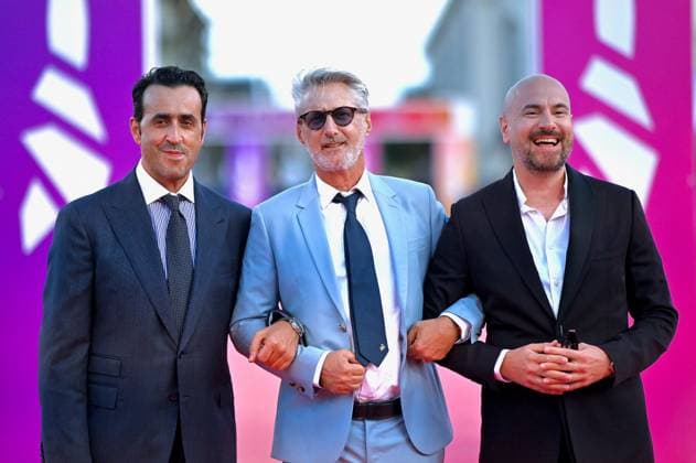 Deauville Nouvelle Vague Screening FC Jonathan Cohen, Antoine de Caunes and Kyan Khojandi attending the Nouvelle Vague screening as part of the 51th Deauville American Film Festival on September 12, 2025 in Deauville, France. Photo by Franck Castel ABACAPRESS.COM Deauville France  Copyright: xCastelxFranck ABACAx