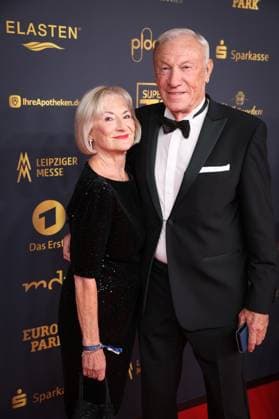 Goldene Henne 2025 Red Carpet Red Carpet Eduard Ede Geyer Former soccer player and coach and wife Goldene Henne 2025, 12 09 2025, Leipzig Copyright: xEventpressxFuhrx