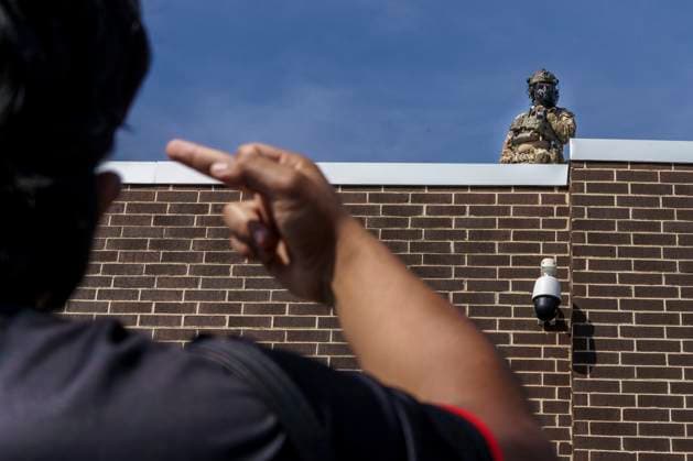 September 12, 2025: An activist gives the middle finger to a heavily armed federal agent on the rooftop of Broadview s ICE detention facility, in protest of Operation Midway Blitz in Chicagoland - ZUMAr170 20250912_znp_r170_048 Copyright: xChrisxRihax