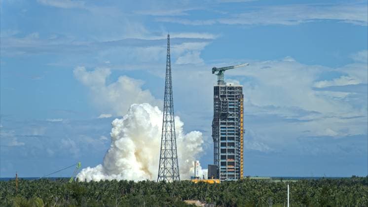 WENCHANG, CHINA - SEPTEMBER 12: China s new-generation manned carrier rocket Long March-10 conducts a second static fire test at the Wenchang Spacecraft Launch Site on September 12, 2025 in Wenchang, Hainan Province of China. The move marks a breakthrough in developing the initial prototype of the Long March-10 series of carrier rockets, said the China Manned Space Agency (CMSA). At 3 p.m., seven engines used on the test product of the rocket s first stage were ignited simultaneously. Following this procedure, multiple test processes were completed, with a total test duration of 320 seconds.  Copyright: xVCGx 111590491630