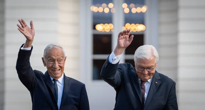 Bundespräsident Frank-Walter Steinmeier (rechts) und Marcelo Rebelo de Sousa, Staatspräsident von Portugal, betreten den Schlosspark zur Eröffnung des Bürgerfestes;Bürgerfest des Bundespräsidenten 2025 im Park von Schloss Bellevue in Berlin, Berlin Berlin Deutschland Schloss Bellevue *** Federal President Frank Walter Steinmeier, right, and Marcelo Rebelo de Sousa, President of Portugal, enter the palace park for the opening of the Federal Presidents Citizens Festival Citizens Festival 2025 in the park of Bellevue Palace in Berlin, Berlin Berlin Germany Bellevue Palace