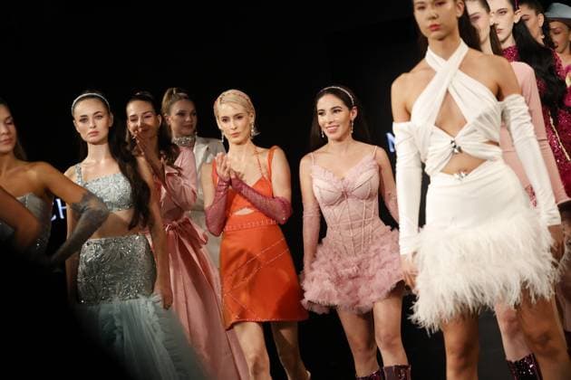 New York Fashion Week - Espinoza Mexican designer Michelle Espinoza (C pink) waves alongside her models on the Art Hearts Fashion runway at New York Fashion Week in Lower Manhattan, New York, on September 12, 2025. NEW YORK United States  Copyright: xDeccioxSerranox originalFilename: serrano-notitle250912_np7XD.jpg