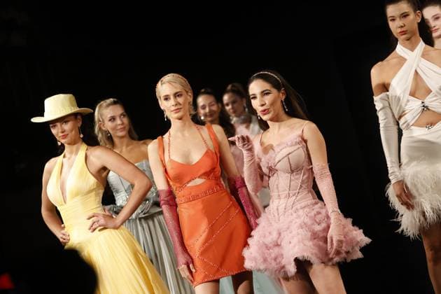 New York Fashion Week - Espinoza Mexican designer Michelle Espinoza (C pink) waves alongside her models on the Art Hearts Fashion runway at New York Fashion Week in Lower Manhattan, New York, on September 12, 2025. NEW YORK United States  Copyright: xDeccioxSerranox originalFilename: serrano-notitle250912_npUBG.jpg