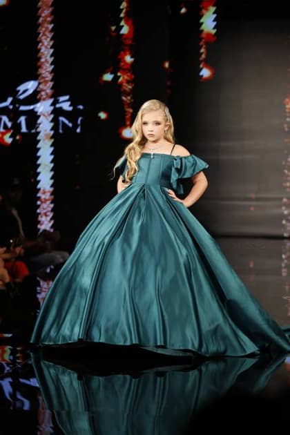 New York Fashion Week - Hoffman Models walk the runway during designer Mila Hoffman s Art Hearts Fashion Runway Shows at the Angel Orensanz Foundation in Lower Manhattan, New York, on September 12, 2025. The fashion show brims with creativity, avant-garde design, and style, reaffirming the Big Apple as the fashion capital of the world. NEW YORK United States  Copyright: xDeccioxSerranox originalFilename: serrano-notitle250912_np2JX.jpg