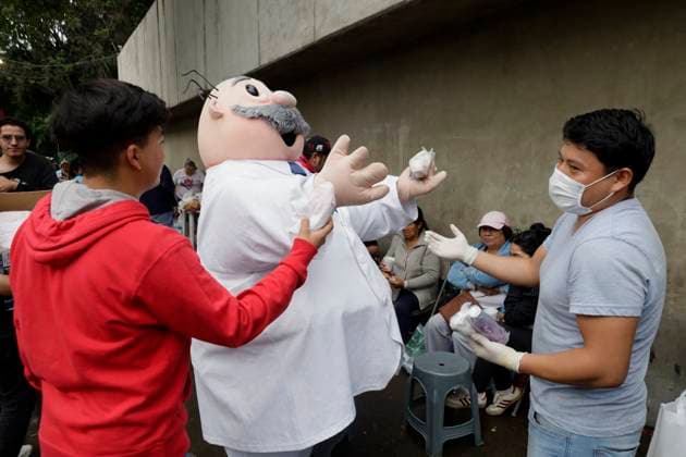 Organized Citizens Offer Support Outside Hospitals To Families Of Those Injured After A Gas Pipeline Explosion On The Concordia Bridge In Iztapalapa, Mexico City. The Death Toll Rises To 10. Dr. Simi s mascot offers food outside the Magdalena de la Salinas Hospital in Mexico City, Mexico, on September 12, 2025, to relatives of those injured after a gas pipeline explosion at the Concordia Bridge in Iztapalapa, Mexico City. Mexico City Mexico City Mexico  Copyright: xGerardoxVieyrax originalFilename: vieyra-notitle250912_npkjF.jpg