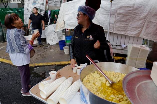 Organized Citizens Offer Support Outside Hospitals To Families Of Those Injured After A Gas Pipeline Explosion On The Concordia Bridge In Iztapalapa, Mexico City. The Death Toll Rises To 10. Groups of families offer food outside the Magdalena de la Salinas Hospital in Mexico City, Mexico, to relatives of those injured after a gas pipeline explosion at the Concordia Bridge in Iztapalapa, Mexico City, on September 12, 2025. Mexico City Mexico City Mexico  Copyright: xGerardoxVieyrax originalFilename: vieyra-notitle250912_nprht.jpg
