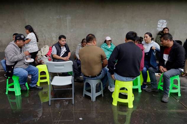 Organized Citizens Offer Support Outside Hospitals To Families Of Those Injured After A Gas Pipeline Explosion On The Concordia Bridge In Iztapalapa, Mexico City. The Death Toll Rises To 10. Relatives of those injured in the gas pipeline explosion on September 10, 2025, at the Concordia Bridge in Iztapalapa, Mexico City, await news of their loved ones outside the Magdalena de la Salinas Hospital in Mexico City, on September 12, 2025. Mexico City Mexico City Mexico  Copyright: xGerardoxVieyrax originalFilename: vieyra-notitle250912_npYdP.jpg