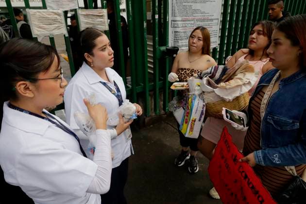 Organized Citizens Offer Support Outside Hospitals To Families Of Those Injured After A Gas Pipeline Explosion On The Concordia Bridge In Iztapalapa, Mexico City. The Death Toll Rises To 10. Nurses and students offer food outside the Magdalena de la Salinas Hospital in Mexico City, Mexico, on September 12, 2025, to relatives of those injured after a gas pipeline explosion at the Concordia Bridge in Iztapalapa. Mexico City Mexico City Mexico  Copyright: xGerardoxVieyrax originalFilename: vieyra-notitle250912_npCd7.jpg
