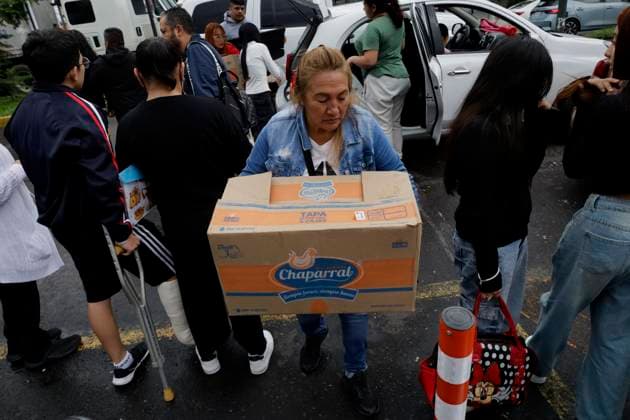 Organized Citizens Offer Support Outside Hospitals To Families Of Those Injured After A Gas Pipeline Explosion On The Concordia Bridge In Iztapalapa, Mexico City. The Death Toll Rises To 10. Groups of families offer food outside the Magdalena de la Salinas Hospital in Mexico City, Mexico, to relatives of those injured after a gas pipeline explosion at the Concordia Bridge in Iztapalapa, Mexico City, on September 12, 2025. Mexico City Mexico City Mexico  Copyright: xGerardoxVieyrax originalFilename: vieyra-notitle250912_npZvL.jpg