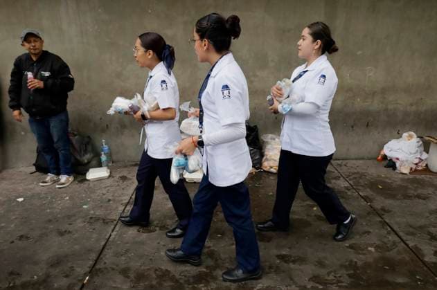 Organized Citizens Offer Support Outside Hospitals To Families Of Those Injured After A Gas Pipeline Explosion On The Concordia Bridge In Iztapalapa, Mexico City. The Death Toll Rises To 10. Nurses offer food outside the Magdalena de la Salinas Hospital in Mexico City, Mexico, to relatives of those injured after a gas pipeline explosion at the Concordia Bridge in Iztapalapa, Mexico City, on September 12, 2025. Mexico City Mexico City Mexico  Copyright: xGerardoxVieyrax originalFilename: vieyra-notitle250912_npSUd.jpg