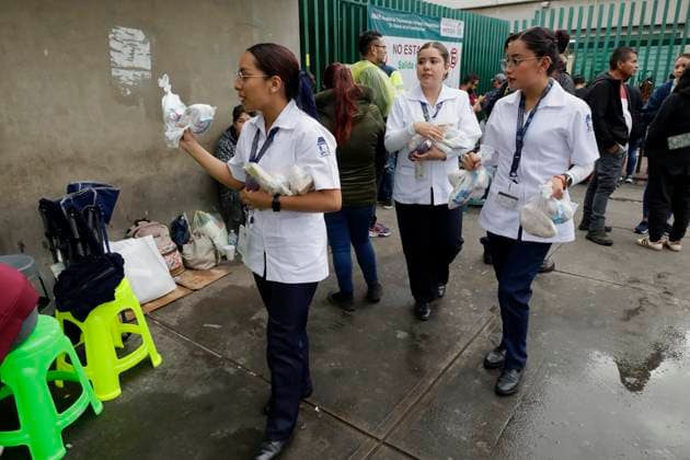 Organized Citizens Offer Support Outside Hospitals To Families Of Those Injured After A Gas Pipeline Explosion On The Concordia Bridge In Iztapalapa, Mexico City. The Death Toll Rises To 10. Nurses offer food outside the Magdalena de la Salinas Hospital in Mexico City, Mexico, to relatives of those injured after a gas pipeline explosion at the Concordia Bridge in Iztapalapa, Mexico City, on September 12, 2025. Mexico City Mexico City Mexico  Copyright: xGerardoxVieyrax originalFilename: vieyra-notitle250912_npvMz.jpg